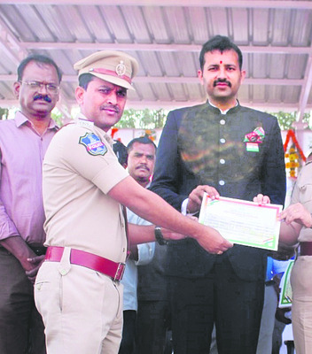 ఉత్తమ పోలీసులకు అవార్డులు 1