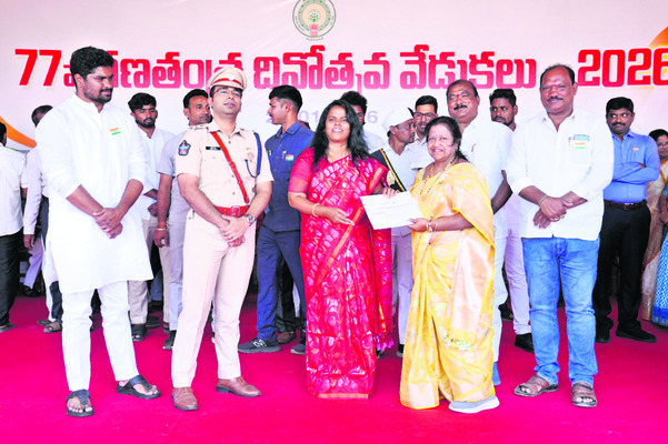 ఉత్తమ సేవలకు పురస్కారాలు3