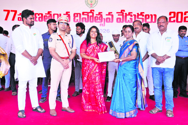 ఉత్తమ సేవలకు పురస్కారాలు11