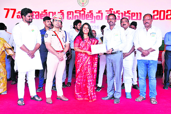 ఉత్తమ సేవలకు పురస్కారాలు12