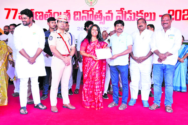 ఉత్తమ సేవలకు పురస్కారాలు13