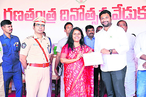 ఉత్తమ సేవలకు పురస్కారాలు8