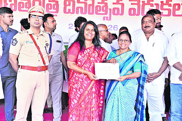 ఉత్తమ సేవలకు పురస్కారాలు15