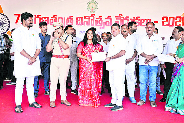 ఉత్తమ సేవలకు పురస్కారాలు9