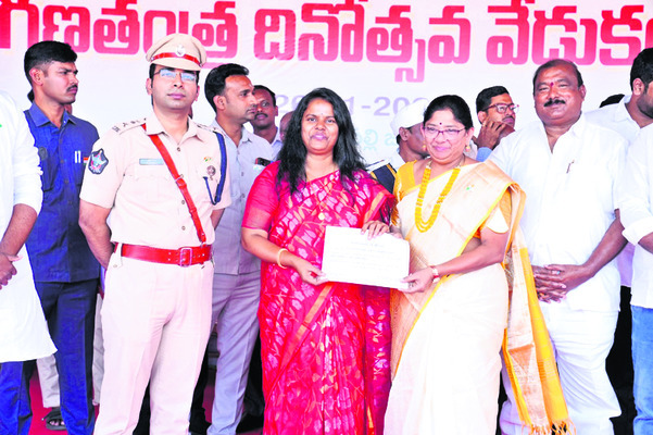 ఉత్తమ సేవలకు పురస్కారాలు5