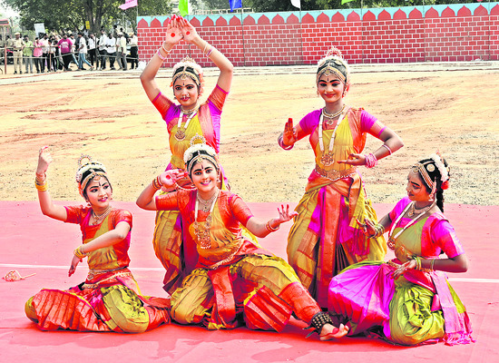 జిల్లా సమగ్రాభివృద్ధికి పెద్దపీట 2