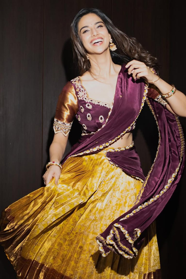 Actress Meenakshi Chaudhary Latest Stunning Photos4