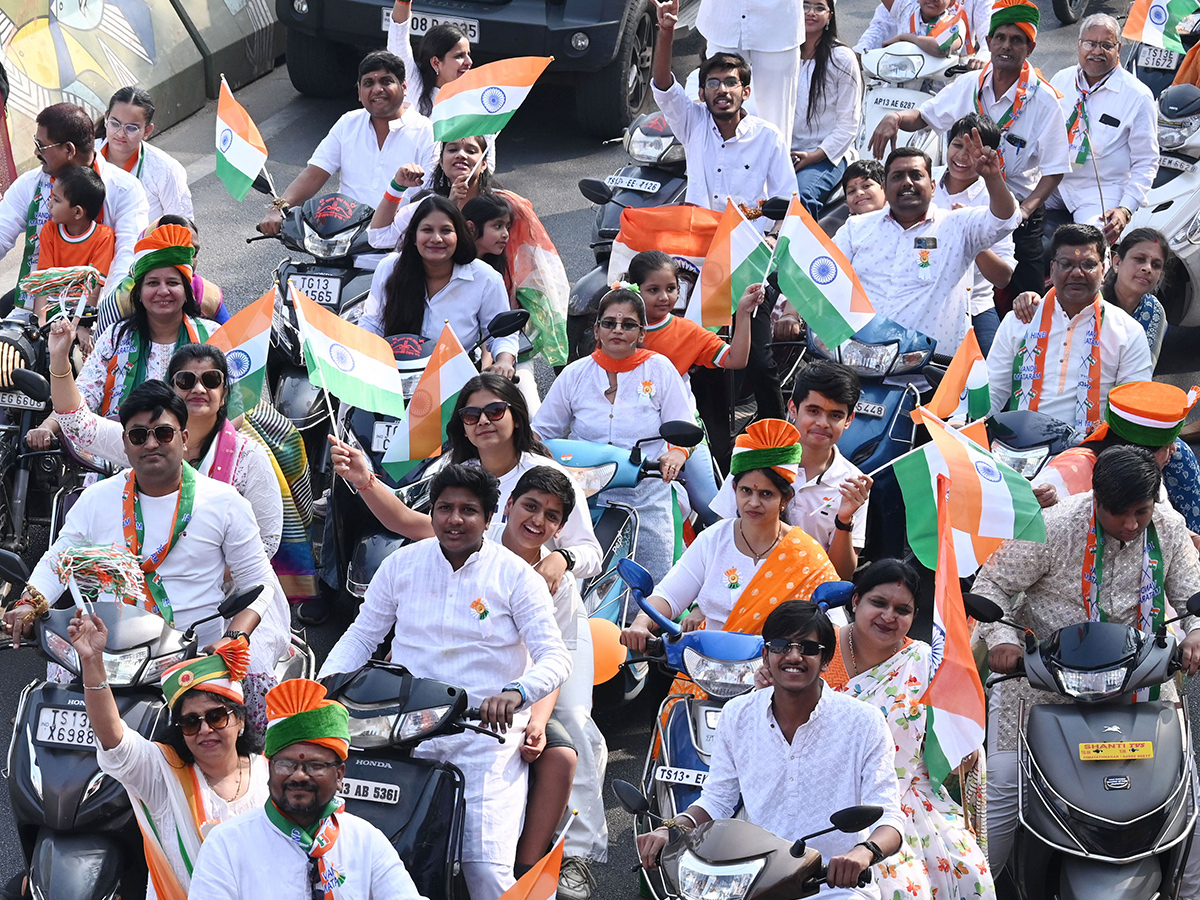 నెక్లెస్‌ రోడ్డు వద్ద వింటేజ్‌ కార్ల ర్యాలీ (ఫొటోలు) | Hyderabad ...
