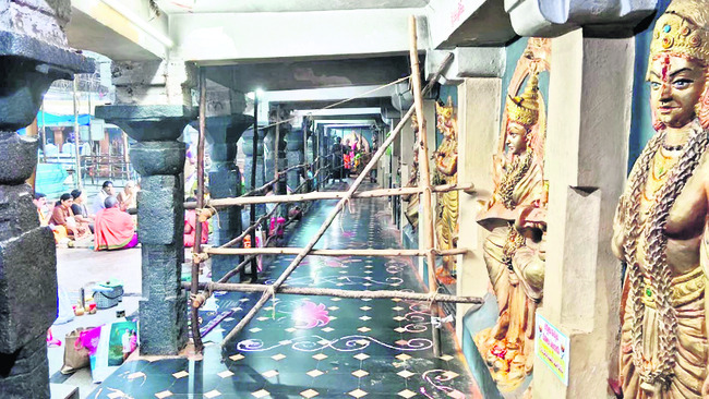 పడమర వైపు ప్రహరీ.. పట్టించుకొనేవారేరి? 1