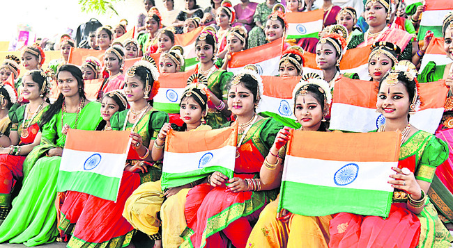 ఆకట్టుకున్న సాంస్కృతిక ప్రదర్శనలు1