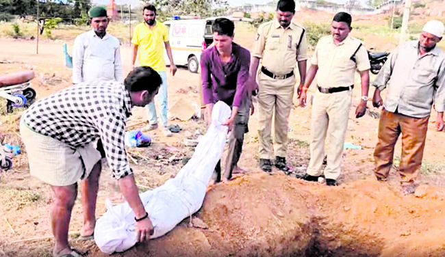 మాన్యం భూమిలో మైనింగ్‌ అక్రమాల పరిశీలన 1