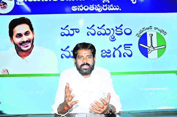 బైక్‌ అదుపు తప్పి ఉద్యోగి మృతి1