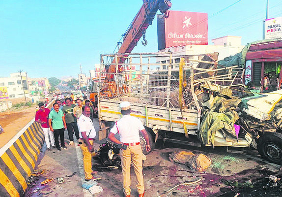 రవాణా వాహనాలు ఢీ1