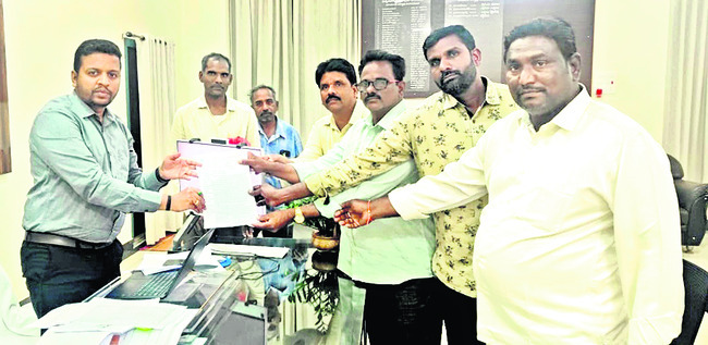 మీటర్‌ రీడర్లకుఉద్యోగ భద్రత కల్పించాలి 
2