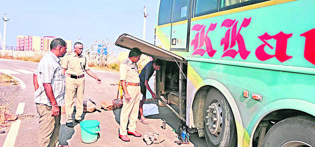 డివైడర్‌పైకి దూసుకెళ్లిన కావేరి ట్రావెల్స్‌ బస్సు 1