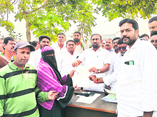 నామినేషన్‌ కేంద్రాల వద్ద పటిష్ట బందోబస్తు1