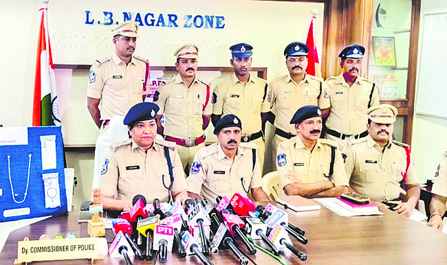 అంతర్రాష్ట్ర చైన్‌ స్నాచర్ల ఆటకట్టు 1