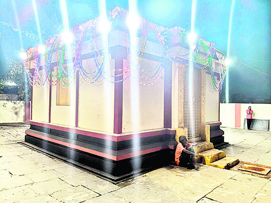 తల్లి అనుమతితోనే గద్దైపెకి సారలమ్మ1