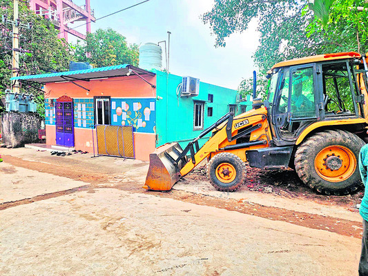 మైనారిటీ నేత ఇల్లు కూల్చివేతకు యత్నం1