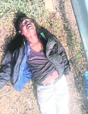 డివైడర్‌ను ఢీకొని  వ్యక్తి మృతి 
1