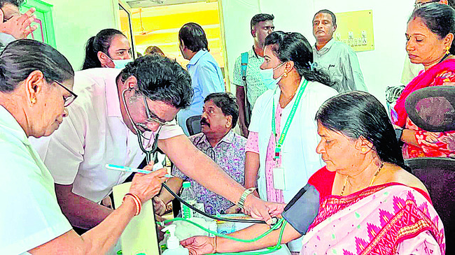 పేదలకే భూములు దక్కాలని ఆందోళన 1