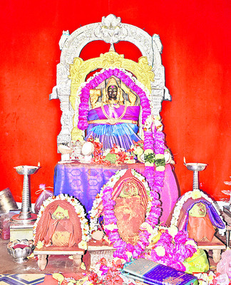 పుష్పాలంకరణలో పైడితల్లి1