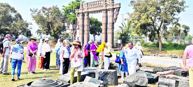 కోటలో విదేశీయుల సందడి1