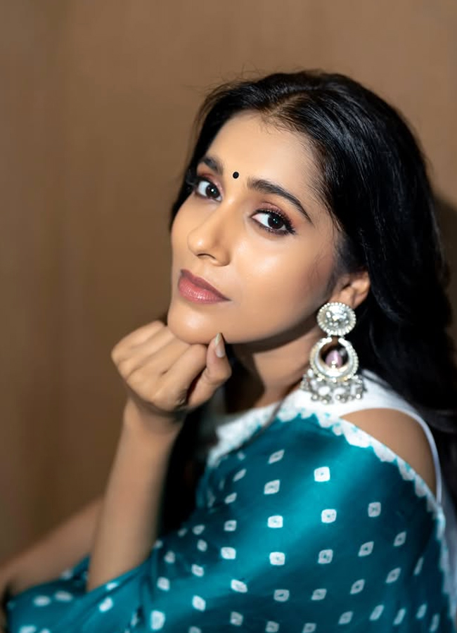 Anchor Rashmi Gautam's beauty in a blue saree... Photos2