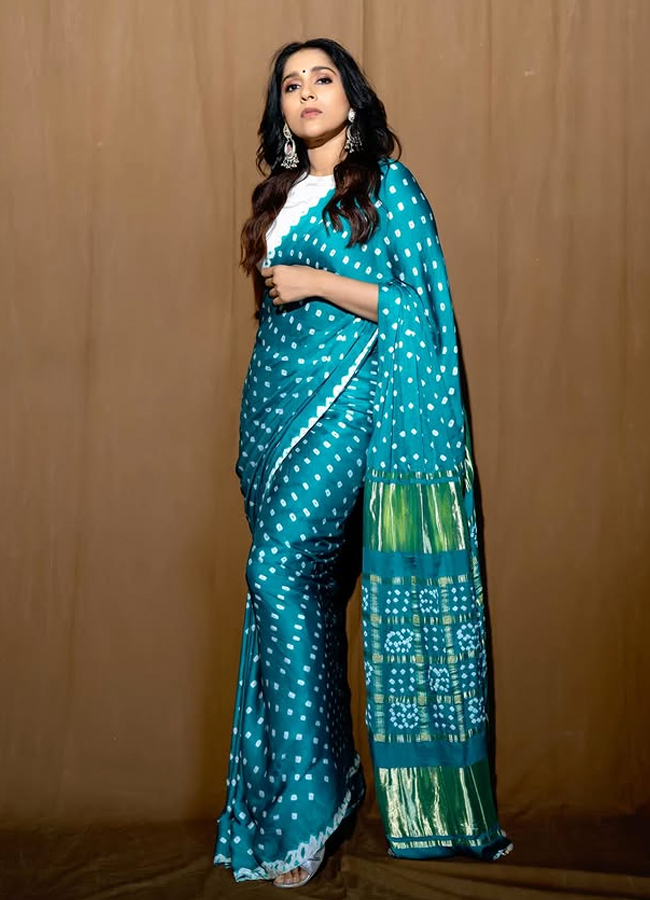Anchor Rashmi Gautam's beauty in a blue saree... Photos11