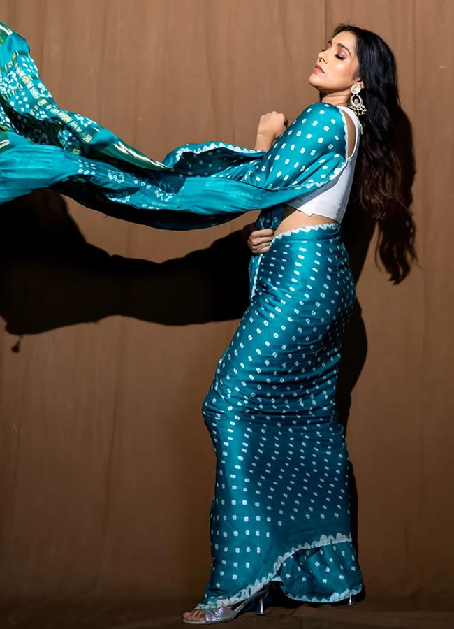 Anchor Rashmi Gautam's beauty in a blue saree... Photos13