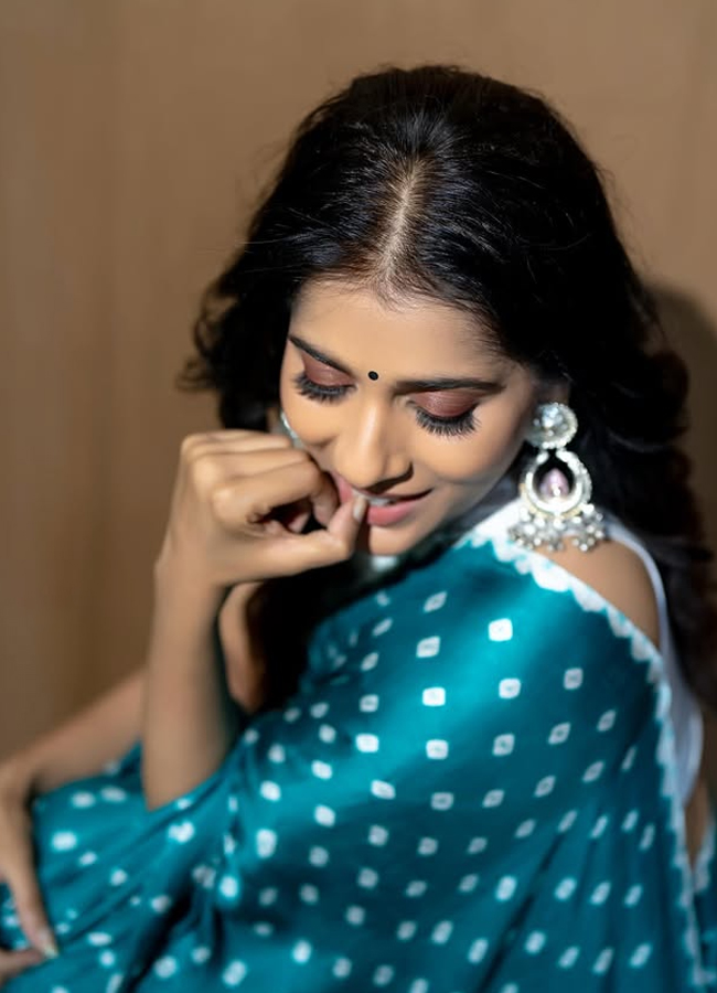 Anchor Rashmi Gautam's beauty in a blue saree... Photos4