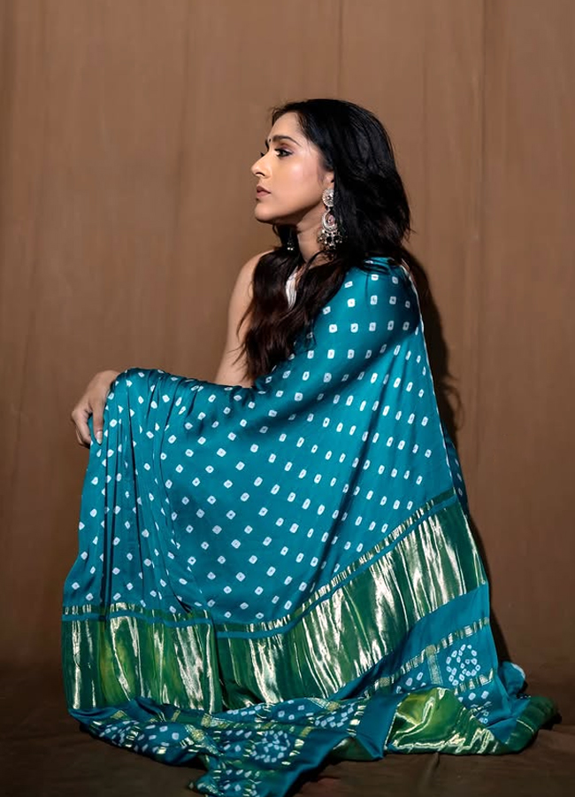 Anchor Rashmi Gautam's beauty in a blue saree... Photos6