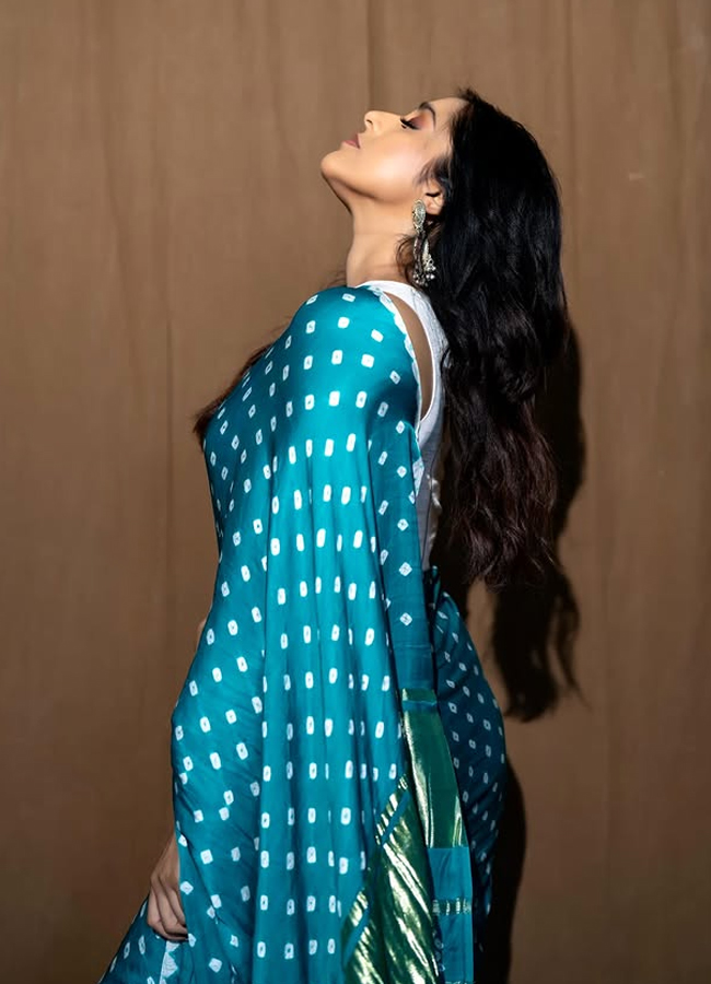 Anchor Rashmi Gautam's beauty in a blue saree... Photos7