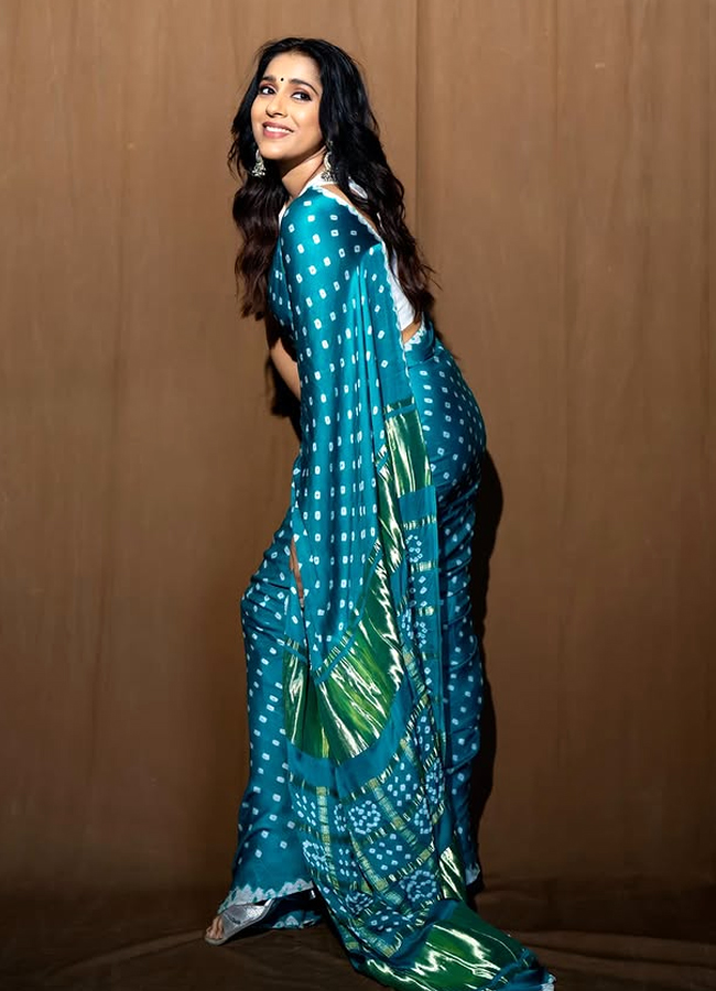Anchor Rashmi Gautam's beauty in a blue saree... Photos8