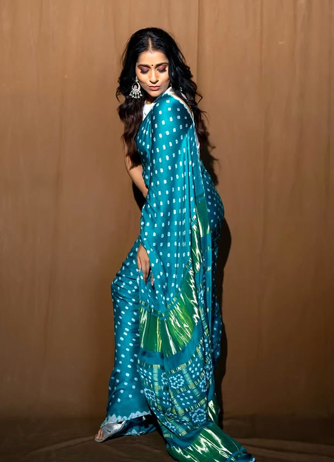 Anchor Rashmi Gautam's beauty in a blue saree... Photos9