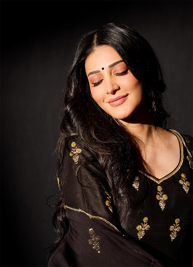 Tollywood Actress Shruti Haasan Birthday Special Photos14