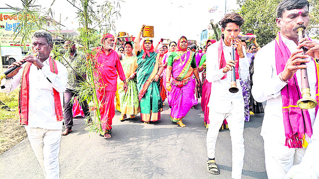 గద్దెలపైకి సారలమ్మ1