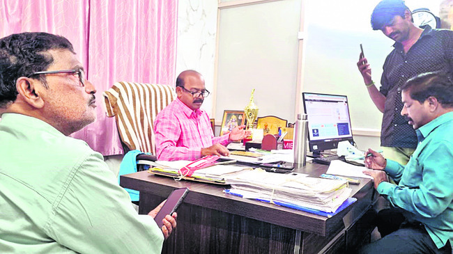 నిధులున్నా..నిర్లక్ష్యం1