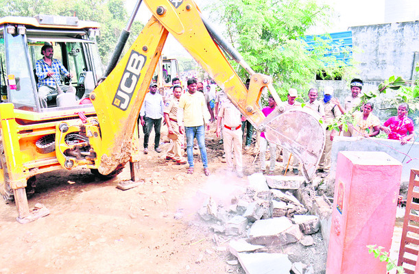 భారీగా పోలీసులు.. వాహనాలు1