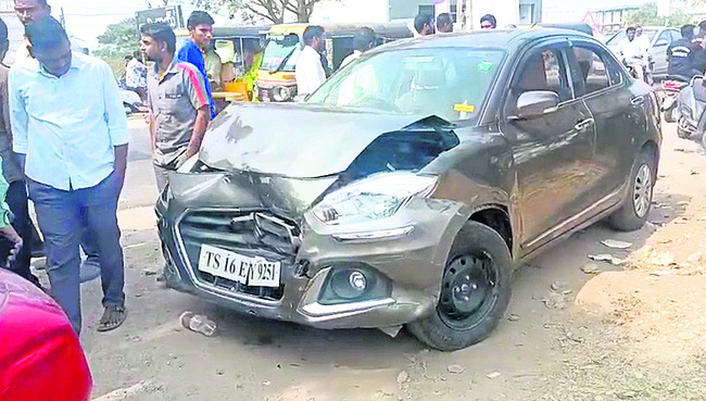 నాలుగు కార్లు ఢీ1