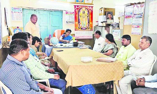 వందశాతం  ఉత్తీర్ణత సాధించాలి 
2