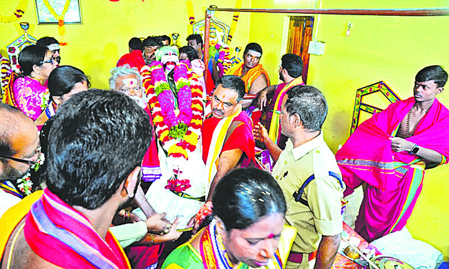 తిరుగు పయనం.. భక్తజన నీరాజనం1