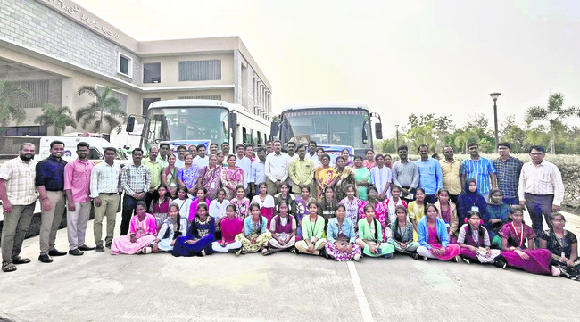 ‘ఇస్రో’ యాత్రకు విద్యార్థినులు 1