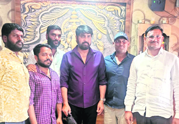 సినీ హీరో శ్రీకాంత్‌ సందడి 2