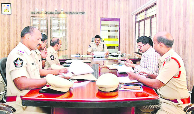 పోలీసులు గ్రామాల్లోకి వెళ్లాలి 1