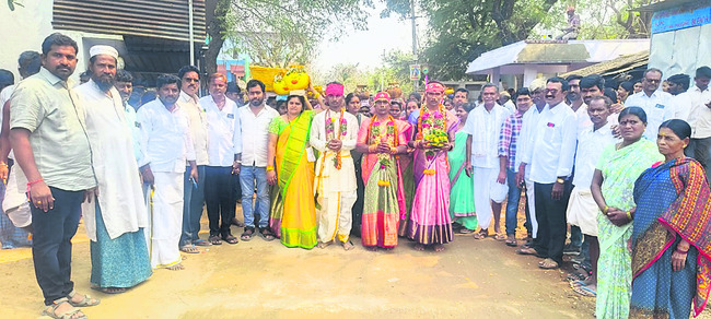 తరలివచ్చిన భక్తజనం1