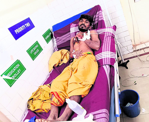 శ్రీశైలంలో శివస్వాముల వాహనం బోల్తా1