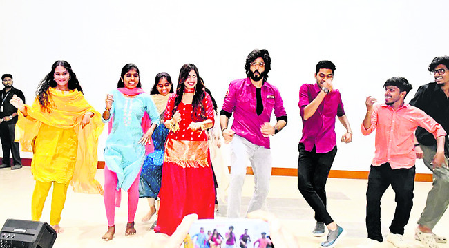 వాహనం ఢీకొని జింక మృతి2