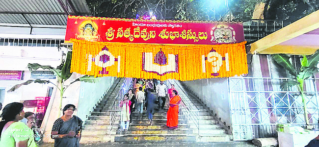 రత్నగిరిపై భక్తుల కిటకిట2