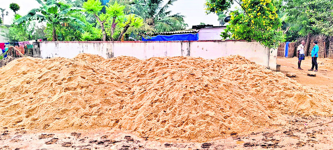 జనసేన నాయకుల ఇసుక దోపిడీ1